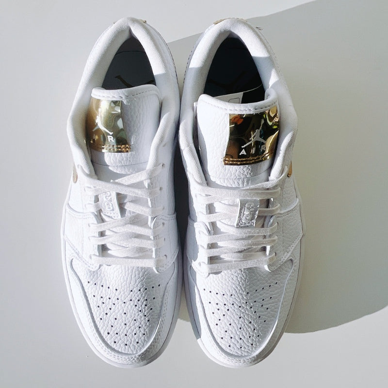 『Nike WMNS AIR JORDAN 1 LOW SE』ナイキ エアジョーダン 1 ホワイト/メタリックゴールド : 24.5cm