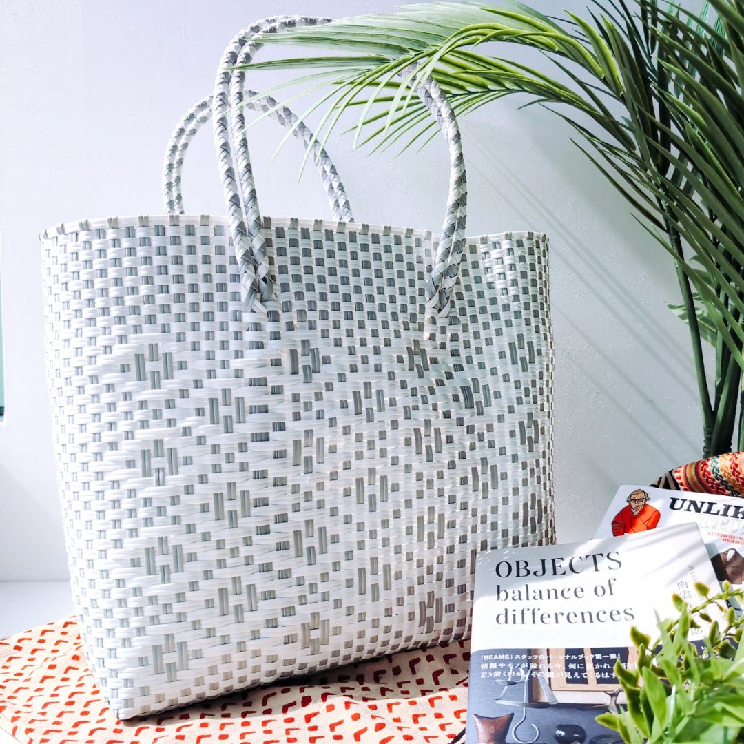 旅行やビーチに【人気かごバッグ】万能サイズ!韓国人気トート型 グレー (セール対象)