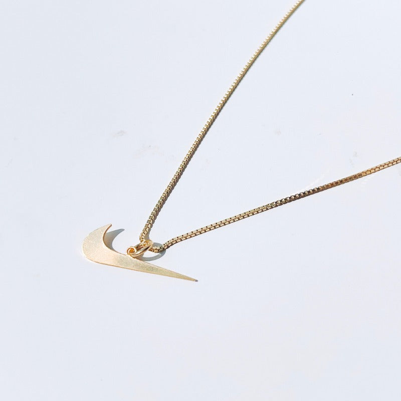 「SNEAKER TRIBUTE NECKLACE」ブランドマークチャーム ネックレス : SWOOSH TRIBUTE  / GOLD ゴールド
