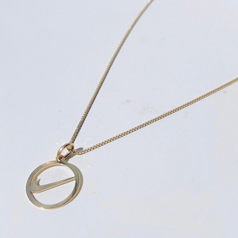 「SNEAKER TRIBUTE NEAKLACE」ブランドマークチャーム ネックレス : CIRCLE SWOOSH TRIBUTE/ GOLD ゴールド