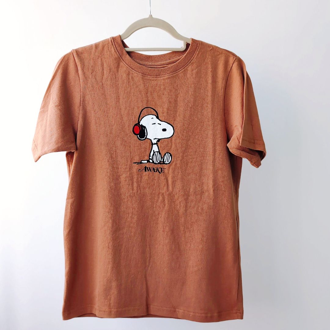 『Awake NY × Peanuts Kids Headphones Tee』ヘッドホンスヌーピー 半袖Tシャツ : ブラウン