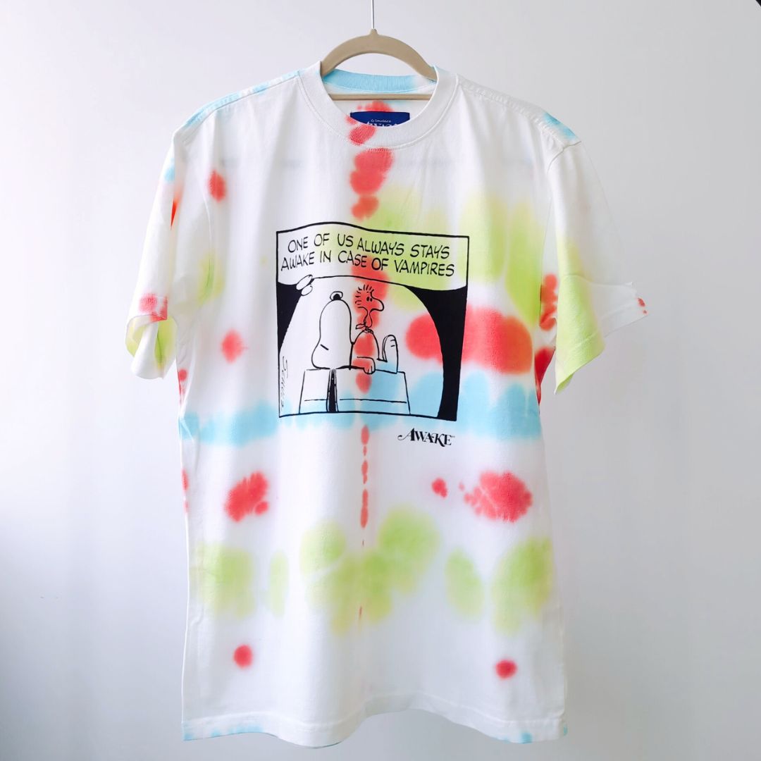 『Awake NY × Peanuts Vampire Tee』スヌーピー タイダイ柄半袖Tシャツ : ホワイト / M