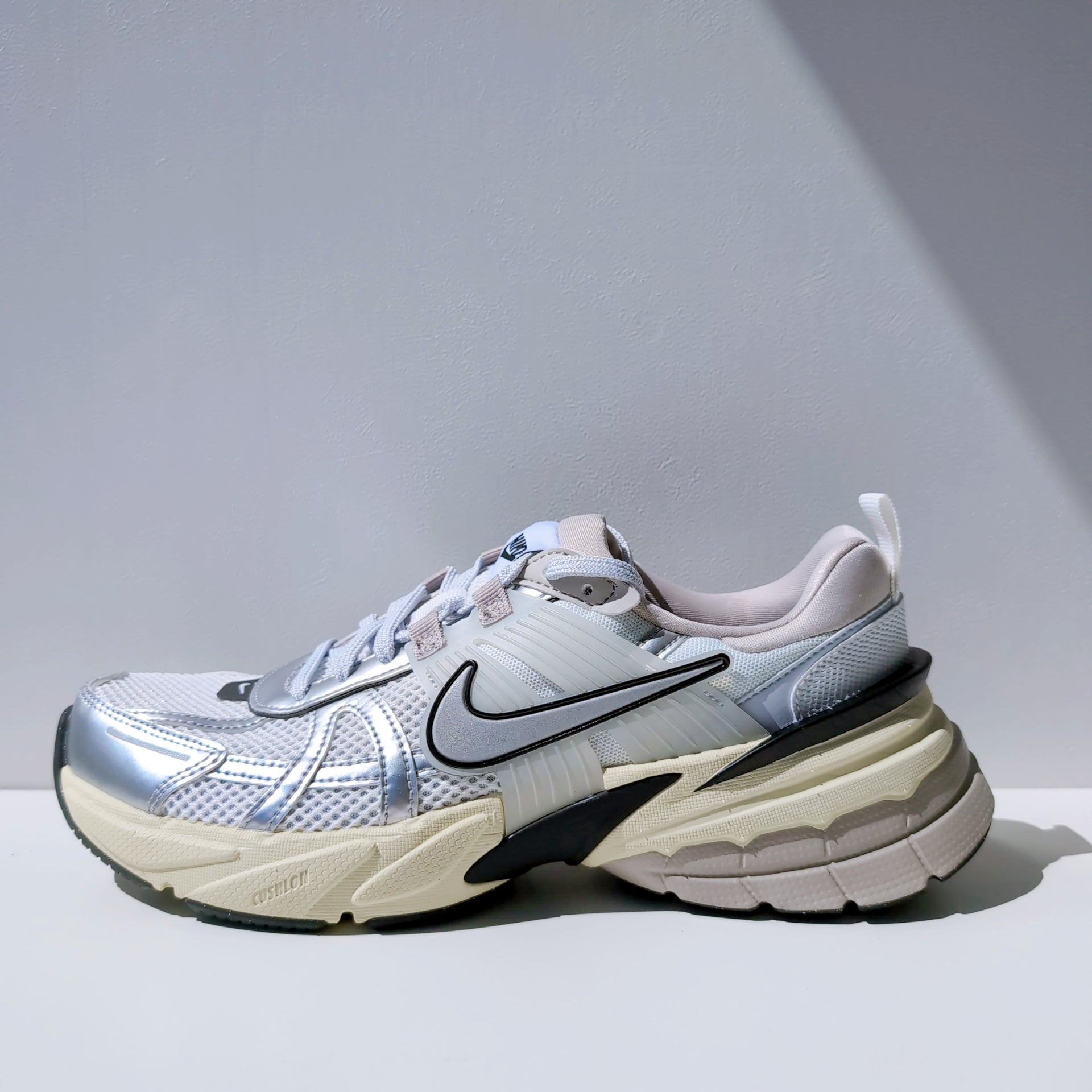 W NIKE V2K Run "Metallic Silver"|25.5cm|FD0736-100