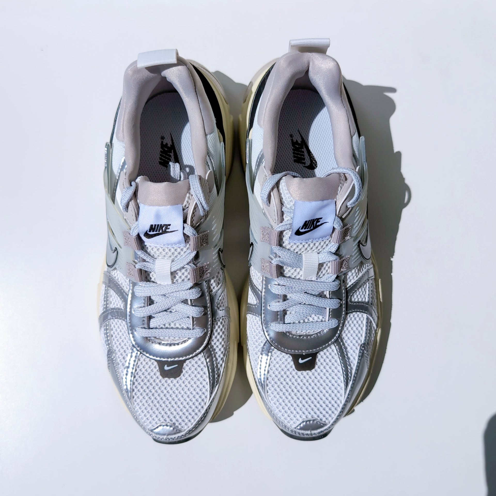 W NIKE V2K Run "Metallic Silver"|25.5cm|FD0736-100