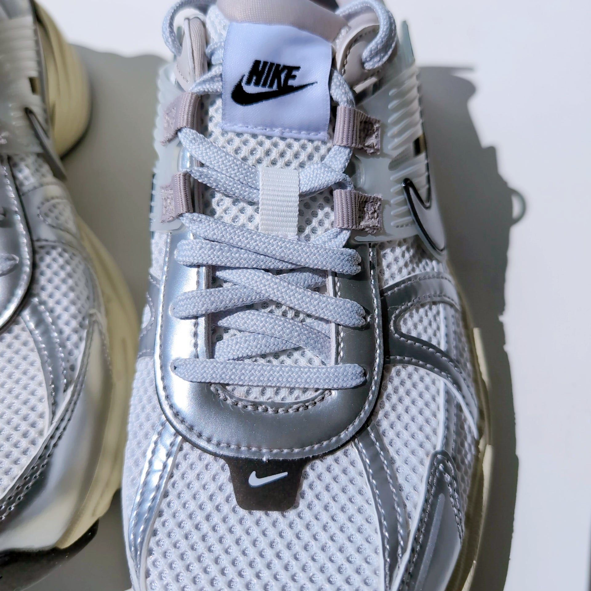 W NIKE V2K Run "Metallic Silver"|25.5cm|FD0736-100