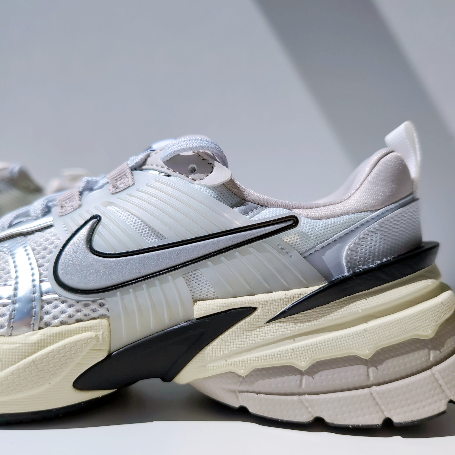 W NIKE V2K Run "Metallic Silver"|25.5cm|FD0736-100