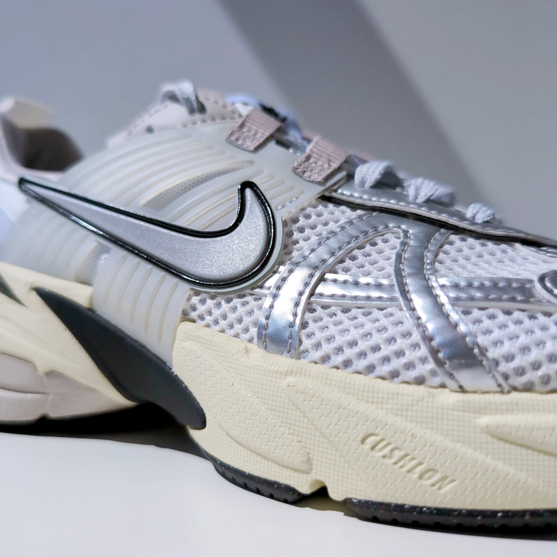 W NIKE V2K Run "Metallic Silver"|25.5cm|FD0736-100