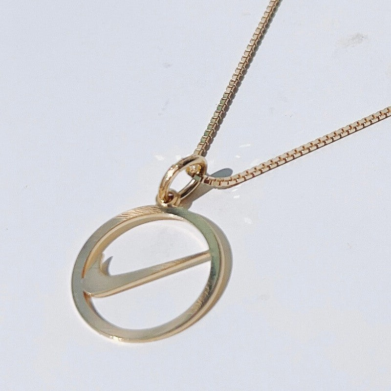 「SNEAKER TRIBUTE NEAKLACE」ブランドマークチャーム ネックレス : CIRCLE SWOOSH TRIBUTE/ GOLD ゴールド