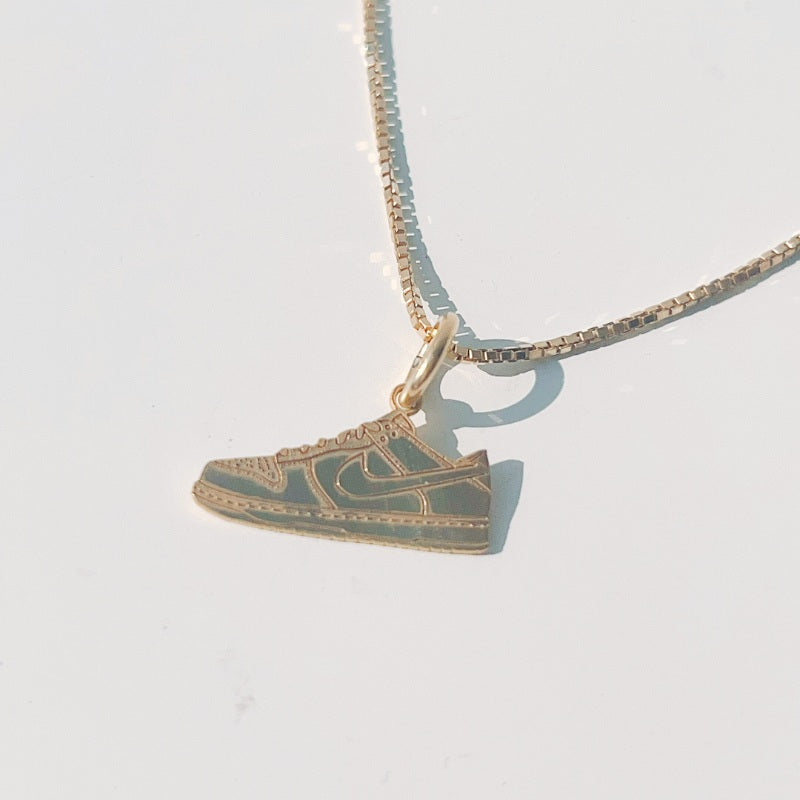 「SNEAKER TRIBUTE NEAKLACE」スニーカーチャームネックレス : DUNK LOW TRIBUTE / GOLD ゴールド