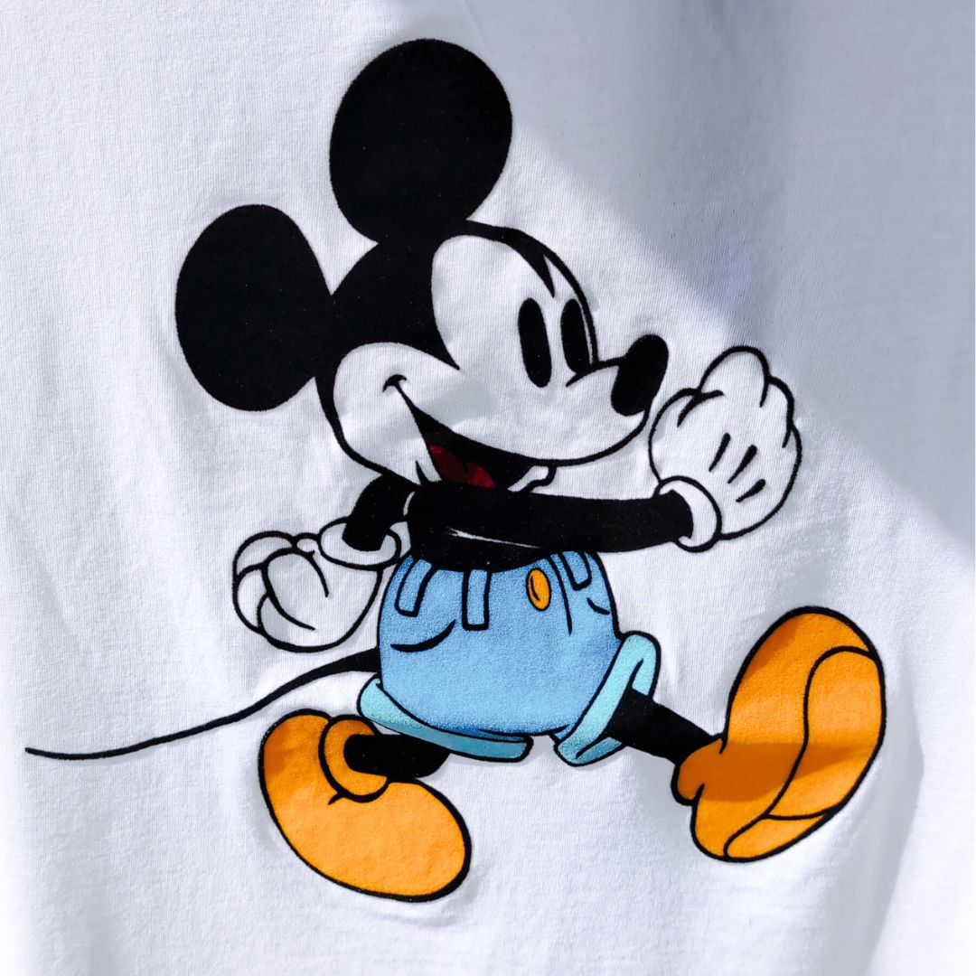 『Levi’s × Disney』ミッキーマウスTee デニムを履いたミッキー