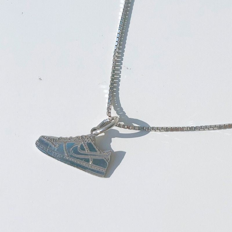 「SNEAKER TRIBUTE NEAKLACE」スニーカーチャームネックレス : DUNK LOW TRIBUTE / SILVER シルバー