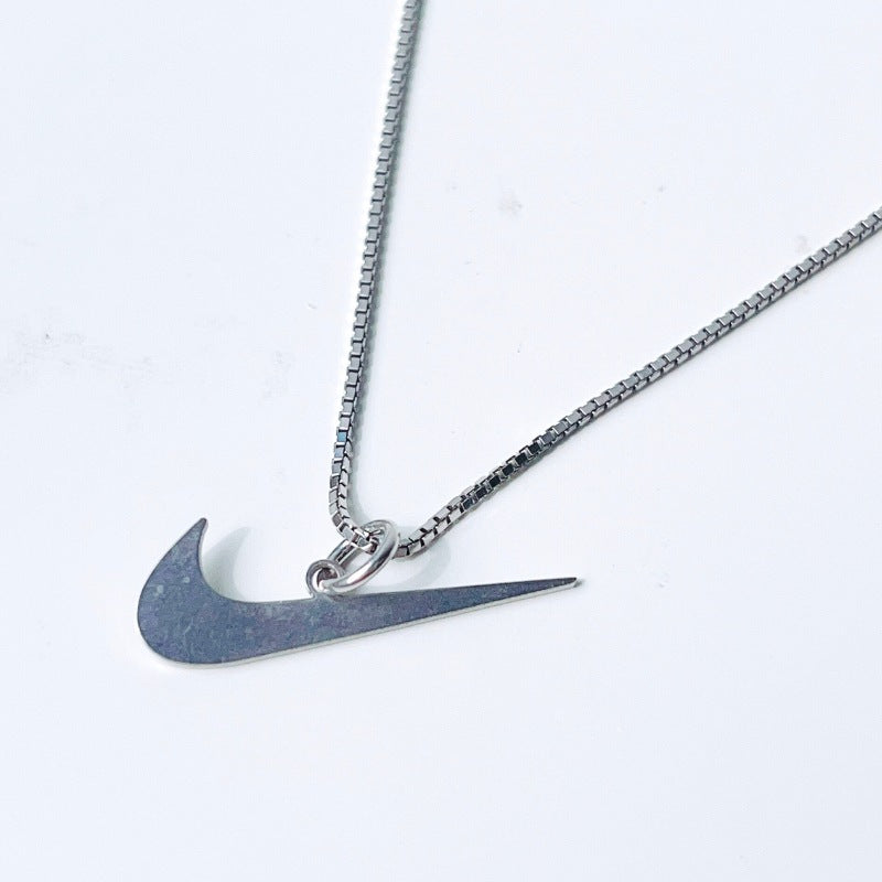 「SNEAKER TRIBUTE NEAKLACE」ブランドマークチャーム ネックレス : SWOOSH TRIBUTE / SILVER シルバー