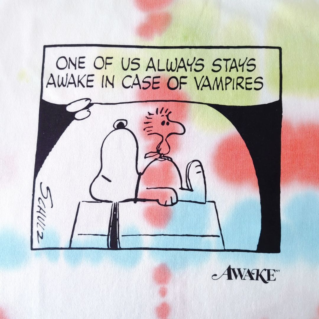 『Awake NY × Peanuts Vampire Tee』スヌーピー タイダイ柄半袖Tシャツ : ホワイト / M