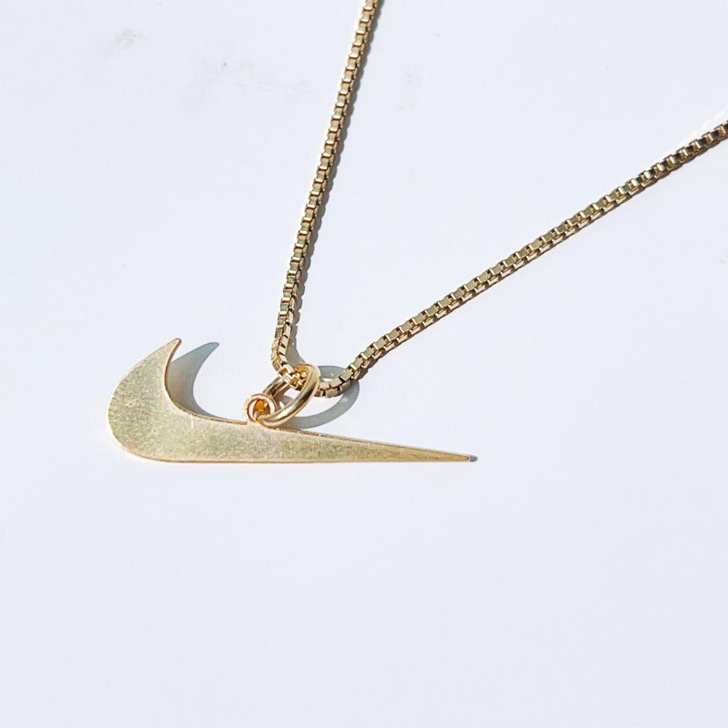 「SNEAKER TRIBUTE NEAKLACE」ブランドマークチャーム ネックレス : SWOOSH TRIBUTE / GOLD ゴールド