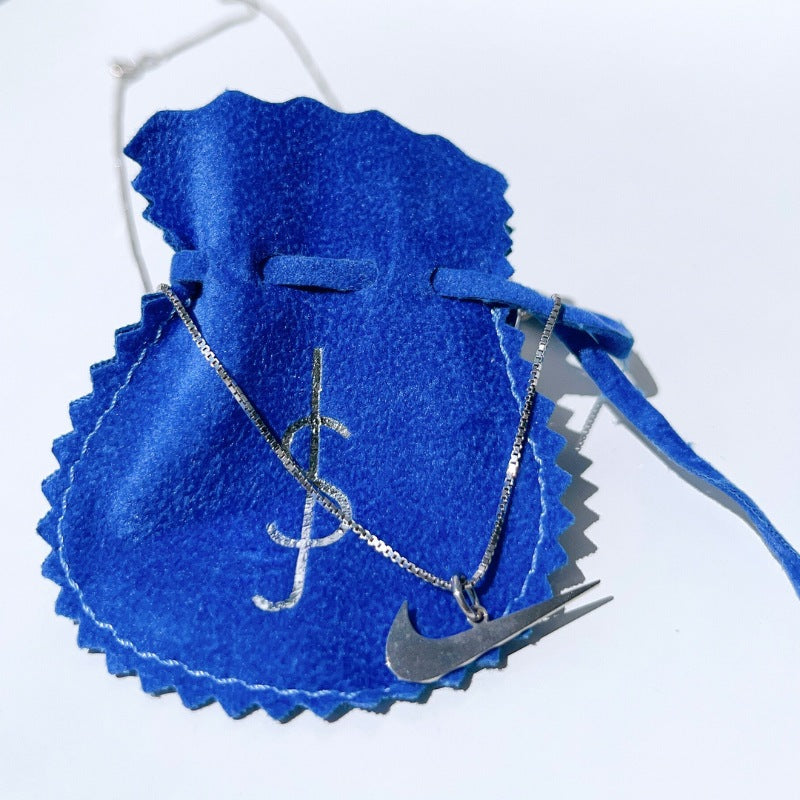 「SNEAKER TRIBUTE NEAKLACE」ブランドマークチャーム ネックレス : SWOOSH TRIBUTE / SILVER シルバー