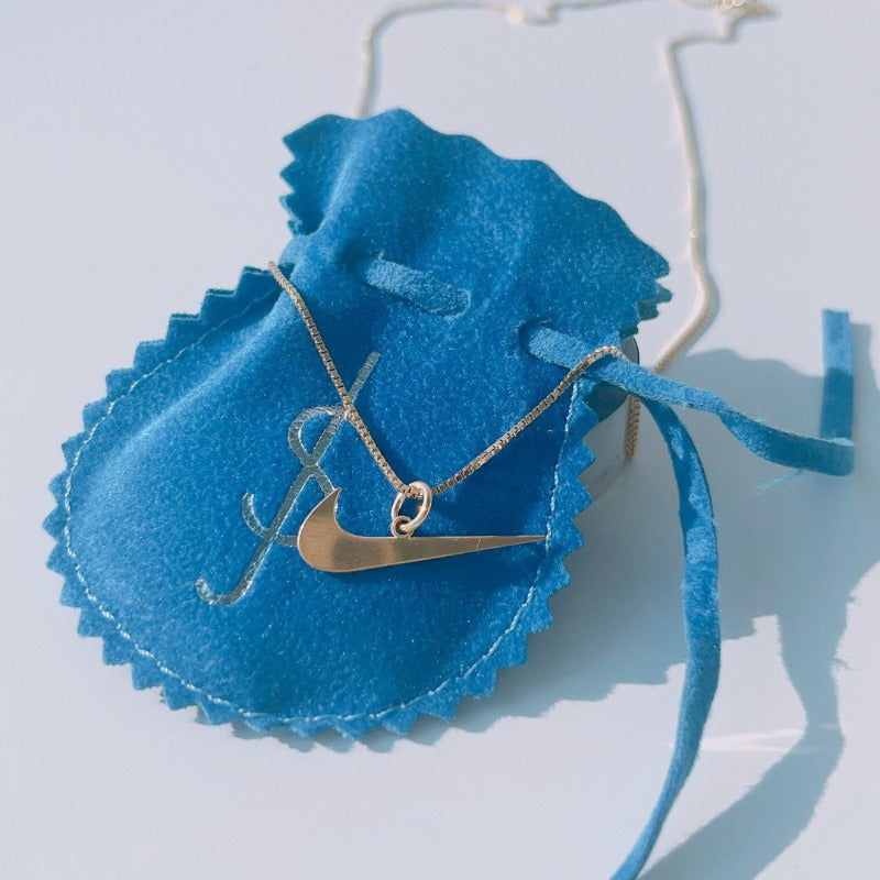 「SNEAKER TRIBUTE NEAKLACE」ブランドマークチャーム ネックレス : SWOOSH TRIBUTE / GOLD ゴールド