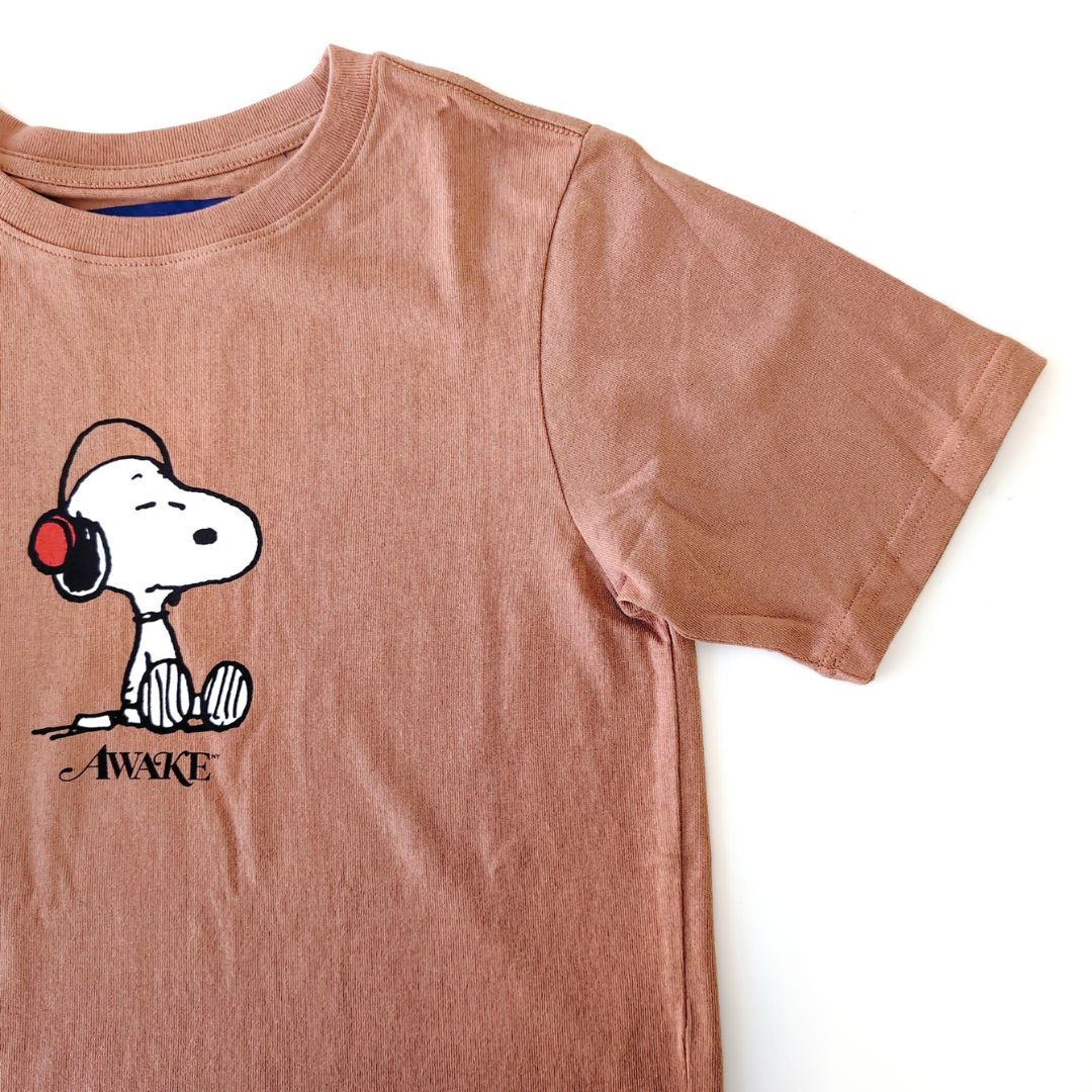 『Awake NY × Peanuts Kids Headphones Tee』ヘッドホンスヌーピー 半袖Tシャツ : ブラウン