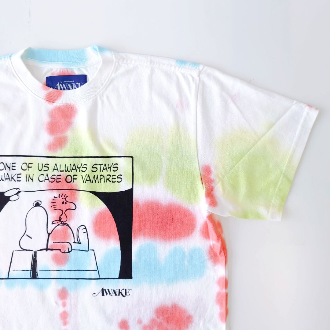 『Awake NY × Peanuts Vampire Tee』スヌーピー タイダイ柄半袖Tシャツ : ホワイト / M