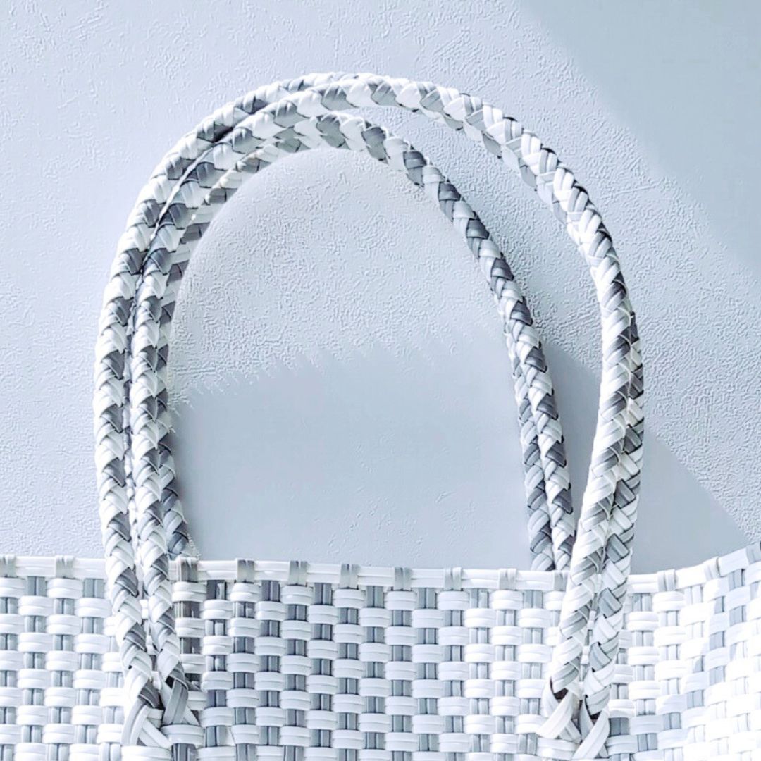 旅行やビーチに【人気かごバッグ】万能サイズ!韓国人気トート型 グレー (セール対象)