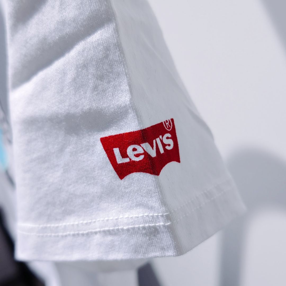 『Levi’s × Disney』ミッキーマウスTee デニムを履いたミッキー