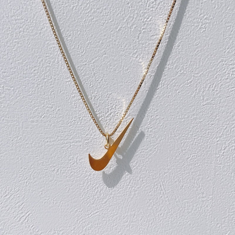 「SNEAKER TRIBUTE NEAKLACE」ブランドマークチャーム ネックレス : SWOOSH TRIBUTE / GOLD ゴールド