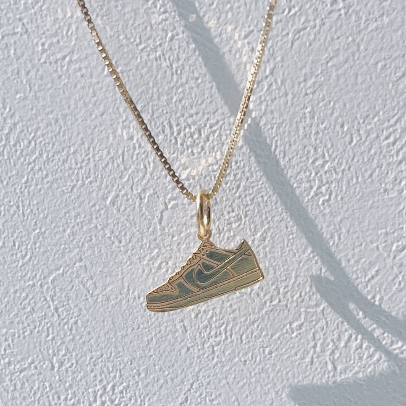 「SNEAKER TRIBUTE NEAKLACE」スニーカーチャームネックレス : DUNK LOW TRIBUTE / GOLD ゴールド