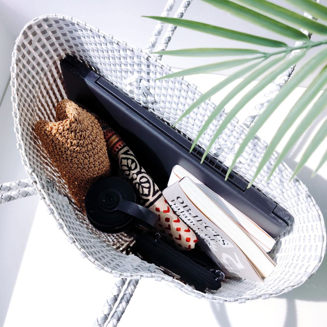 旅行やビーチに【人気かごバッグ】万能サイズ!韓国人気トート型 グレー (セール対象)