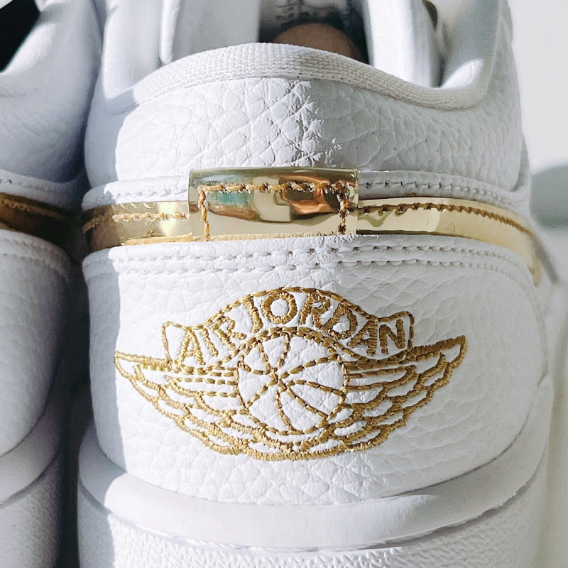 『Nike WMNS AIR JORDAN 1 LOW SE』ナイキ エアジョーダン 1 ホワイト/メタリックゴールド : 24.5cm