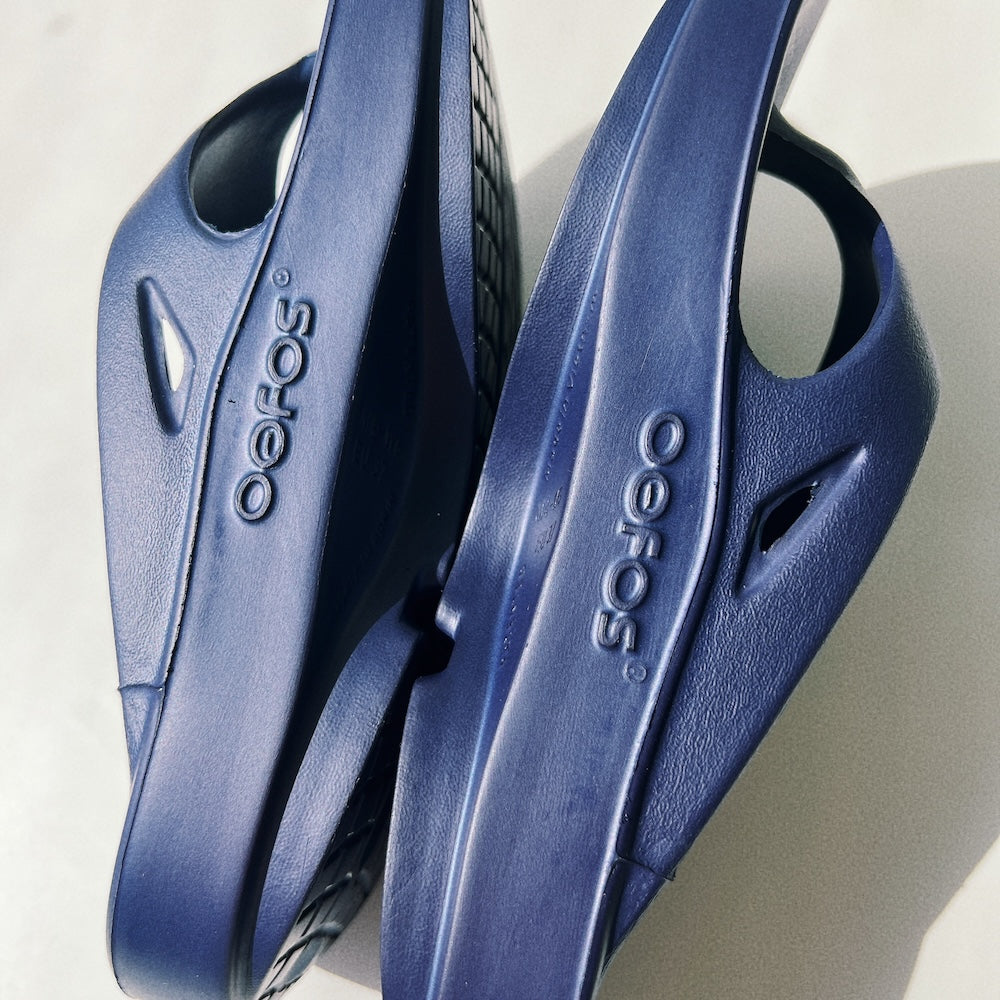 メンズあり!OOFOS ウーフォス OOoriginal リカバリーサンダル ネイビー Navy (セール対象)