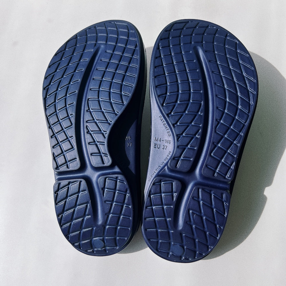 メンズあり!OOFOS ウーフォス OOoriginal リカバリーサンダル ネイビー Navy (セール対象)