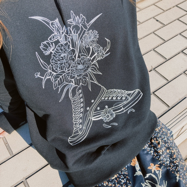 SNKRGIRLパーカー "Flowers n' Kicks" 2色 (黒, グレー)