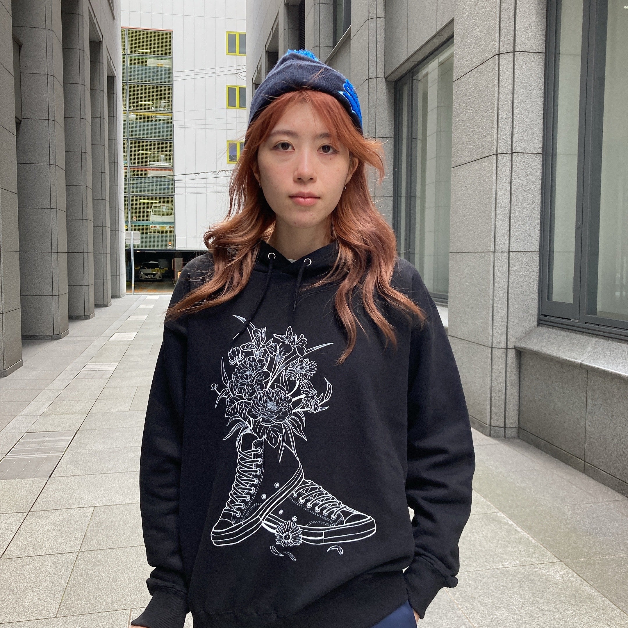 SNKRGIRLパーカー "Flowers n' Kicks" 2色 (黒, グレー)