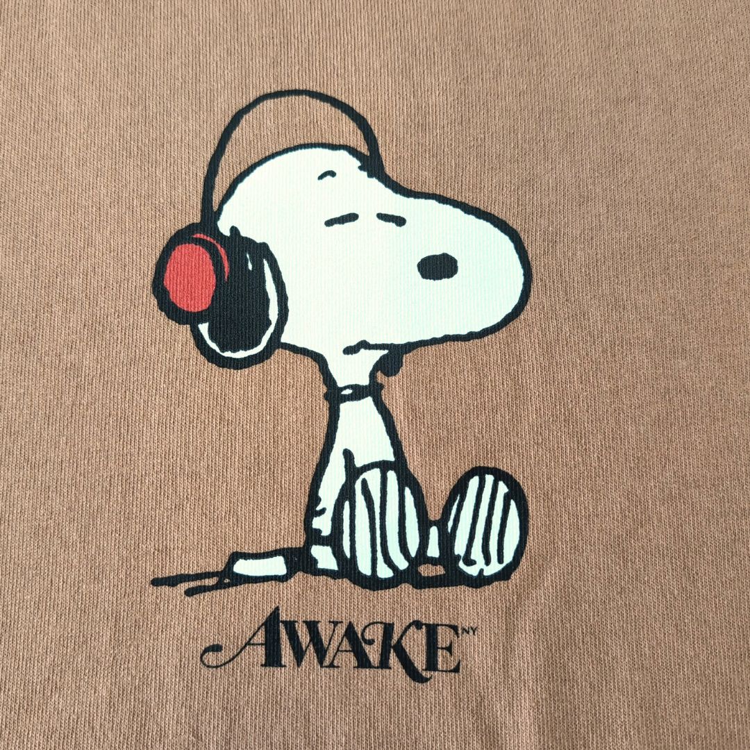 『Awake NY × Peanuts Kids Headphones Tee』ヘッドホンスヌーピー 半袖Tシャツ : ブラウン