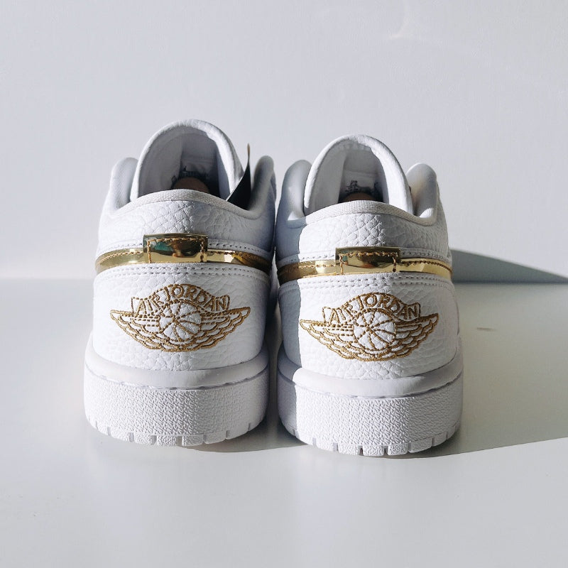 『Nike WMNS AIR JORDAN 1 LOW SE』ナイキ エアジョーダン 1 ホワイト/メタリックゴールド : 24.5cm